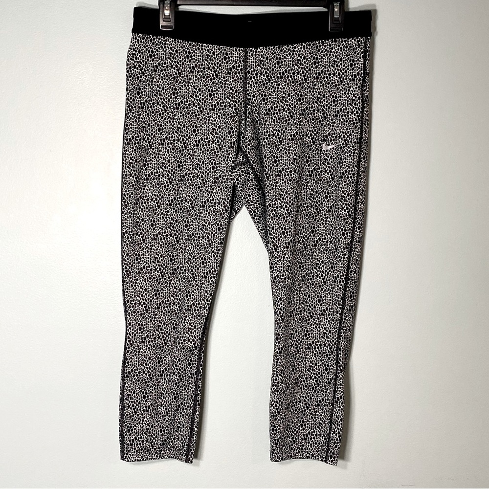 Nike Womens Running Capri SZ Large. Like new. White w/Black Specks.